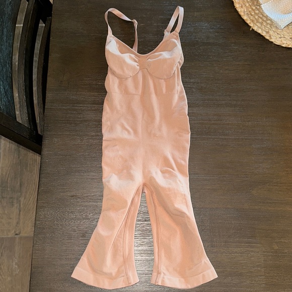 SKIMS SEAMLESS SCULPT BODYSUIT MID THIGH in Ochre Size XS - Picture 3 of 9